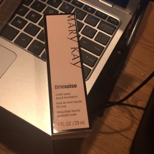 TimeWise® Matte-Wear® Liquid Foundation Bronze 1